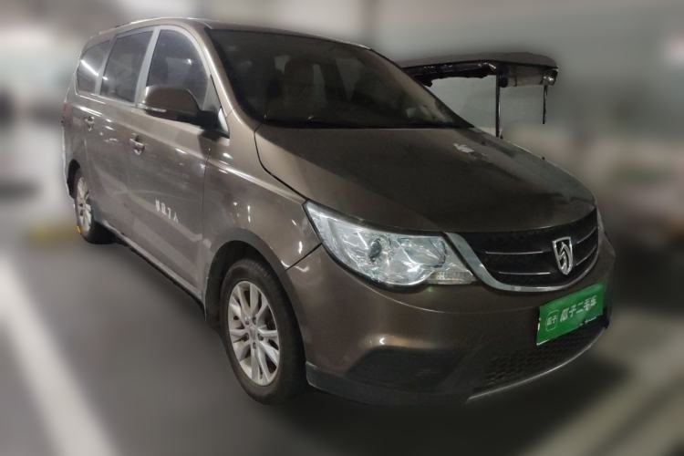 Used Baojun 730 2014 1.5L manual standard trim 7 seats Front Right 45 Deg