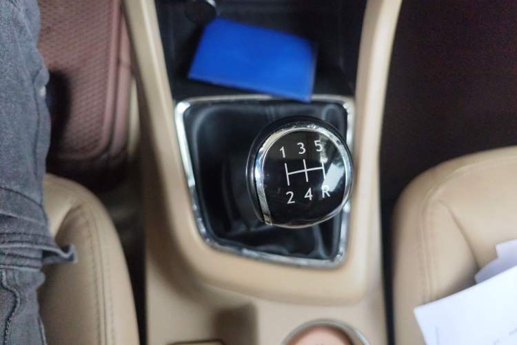 Used Baojun 730 2014 1.5L manual Comfort ESP version 7 seats Gear Lever