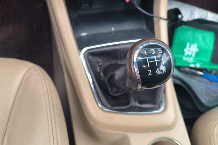 Used Baojun 730 2014 1.5L manual Comfort version 7 seats Gear Lever
