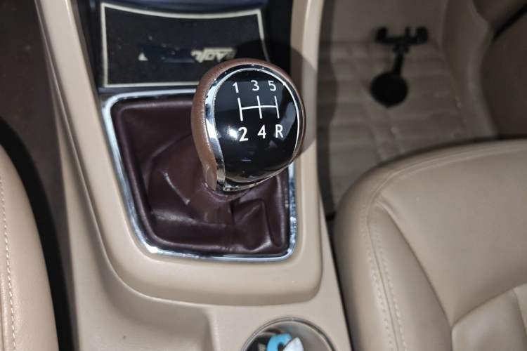 Used Baojun 730 2014 1.5L manual luxury trim 7 seats Gear Lever