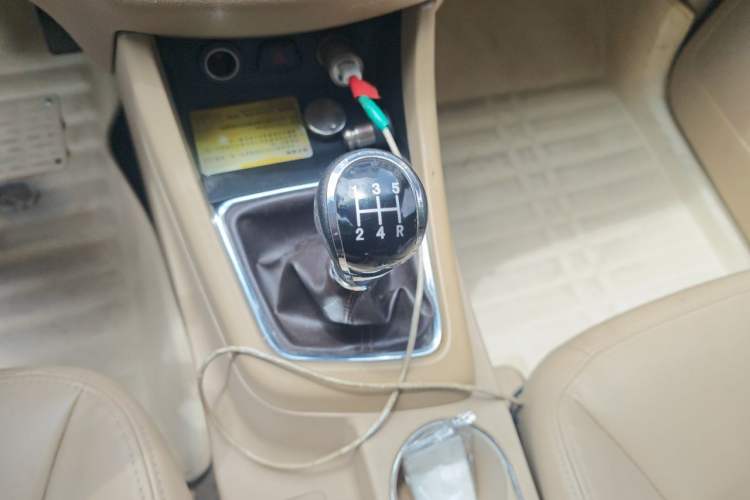 Used Baojun 730 2014 1.5L manual luxury trim 7 seats Gear Lever