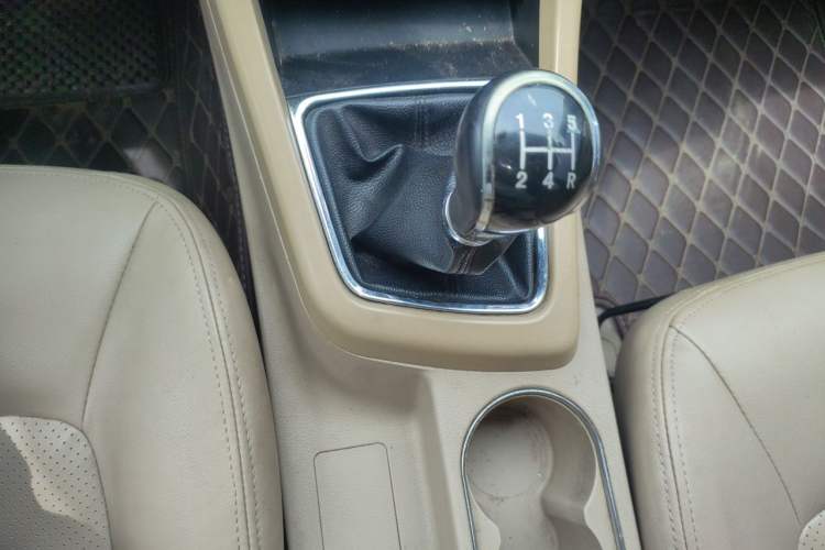 Used Baojun 730 2014 1.5L manual Comfort version 7 seats Gear Lever