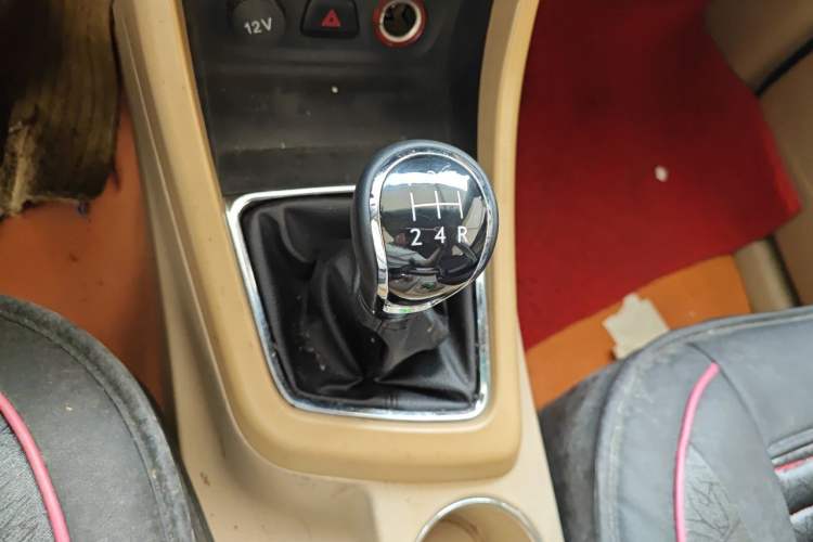 Used Baojun 730 2014 1.5L manual Comfort version 7 seats Gear Lever