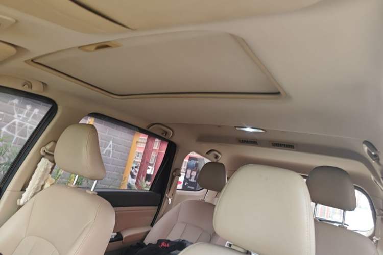 Used Baojun 730 2014 1.5L Manual Luxury Navigation ESP Version 7 Seats Headliner