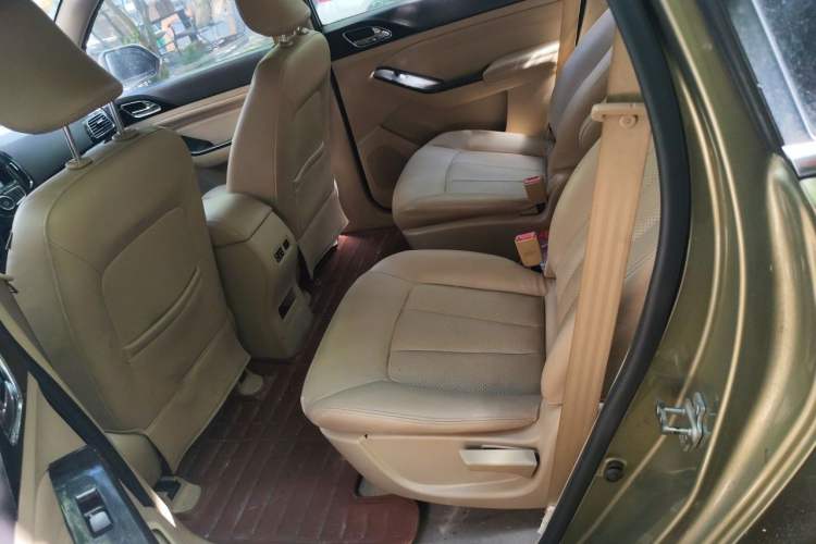 Used Baojun 730 2014 1.5L manual Comfort version 7 seats Left Rear Seat