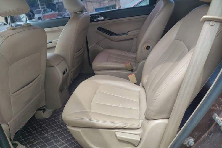 Used Baojun 730 2014 1.5L manual Comfort version 7 seats Left Rear Seat