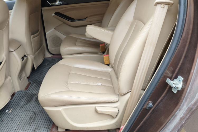 Used Baojun 730 2014 1.5L manual Comfort version 7 seats Left Rear Seat