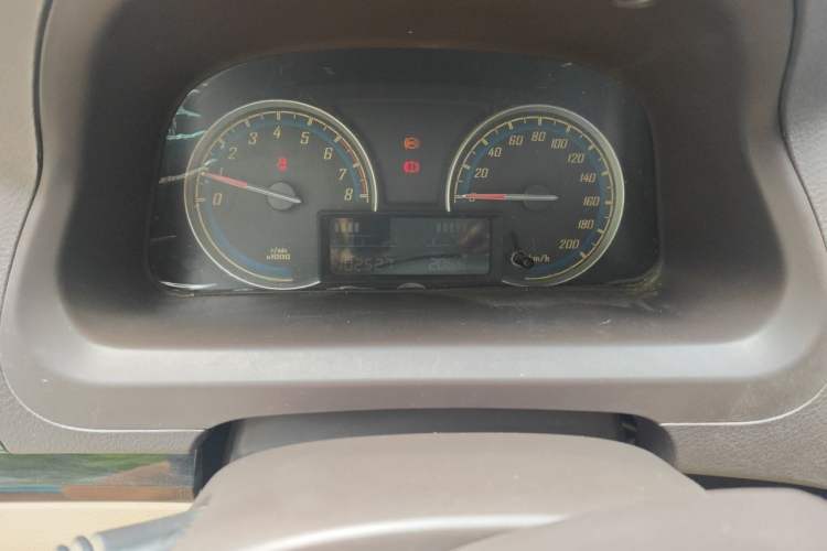 Used Baojun 730 2014 1.5L manual luxury trim 7 seats Odometer Close Up
