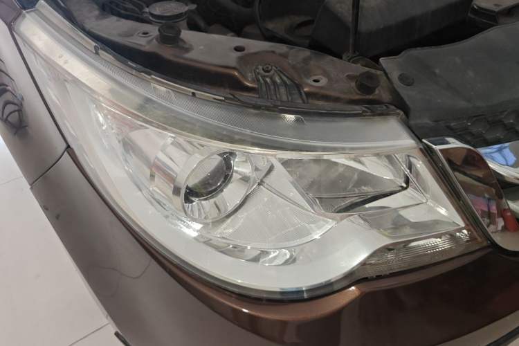 Used Baojun 730 2014 1.5L manual luxury trim 7 seats Right Front Headlight