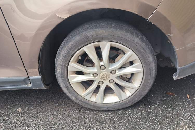Used Baojun 730 2014 1.5L manual Comfort version 7 seats Right Front Wheel Hub