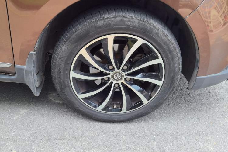 Used Baojun 730 2014 1.5L manual standard trim 7 seats Right Front Wheel Hub