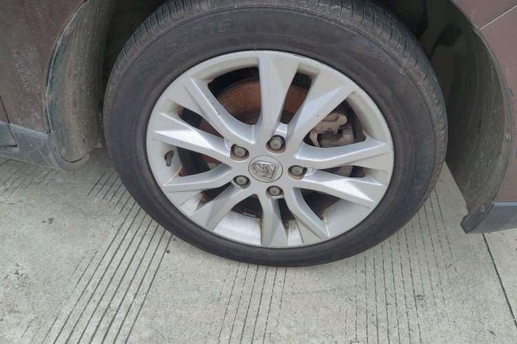 Used Baojun 730 2014 1.5L manual Comfort version 7 seats Right Front Wheel Hub
