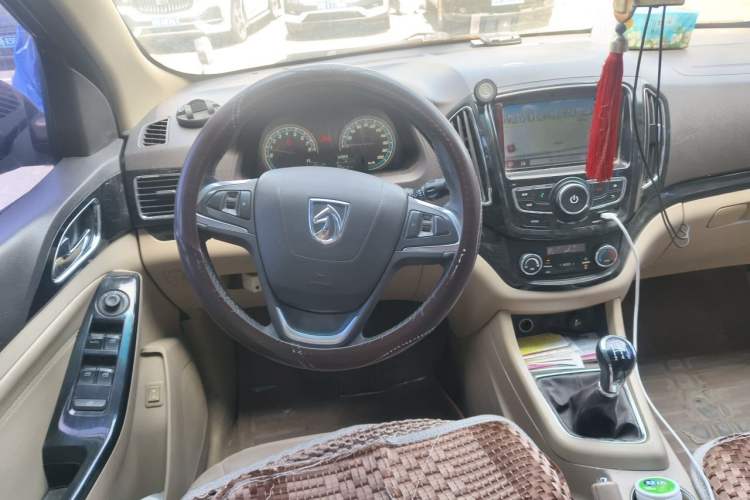 Used Baojun 730 2014 1.5L Manual Luxury Navigation ESP Version 7 Seats Steering Wheel