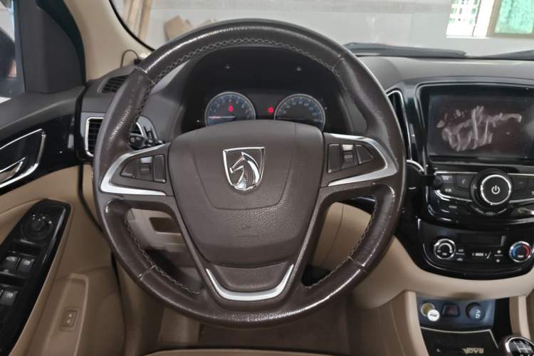 Used Baojun 730 2014 1.5L manual luxury trim 7 seats Steering Wheel