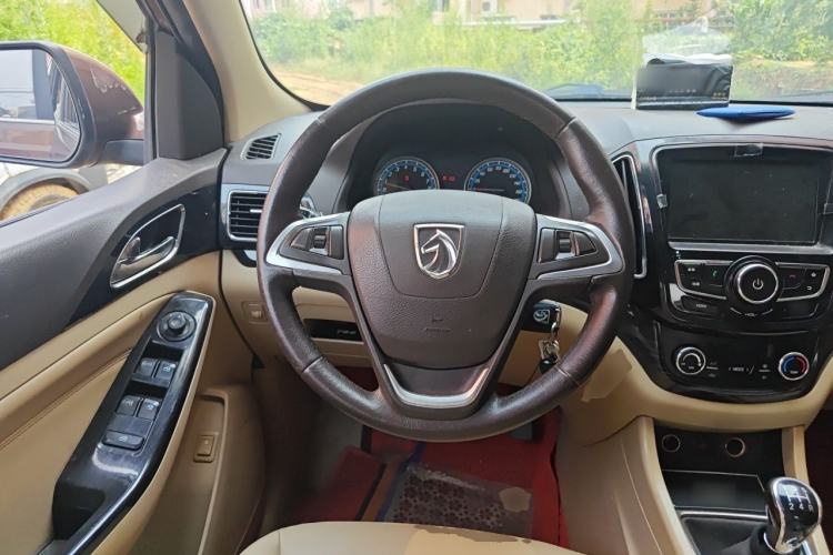 Used Baojun 730 2014 1.5L Manual Luxury Navigation ESP Version 7 Seats Steering Wheel