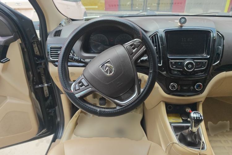 Used Baojun 730 2014 1.5L manual luxury trim 7 seats Steering Wheel