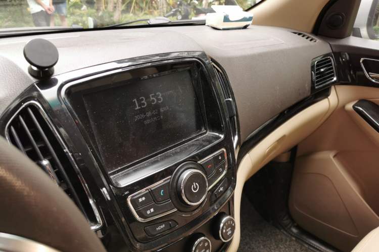 Used Baojun 730 2014 1.5L manual Comfort version 7 seats Audio And AC Panel