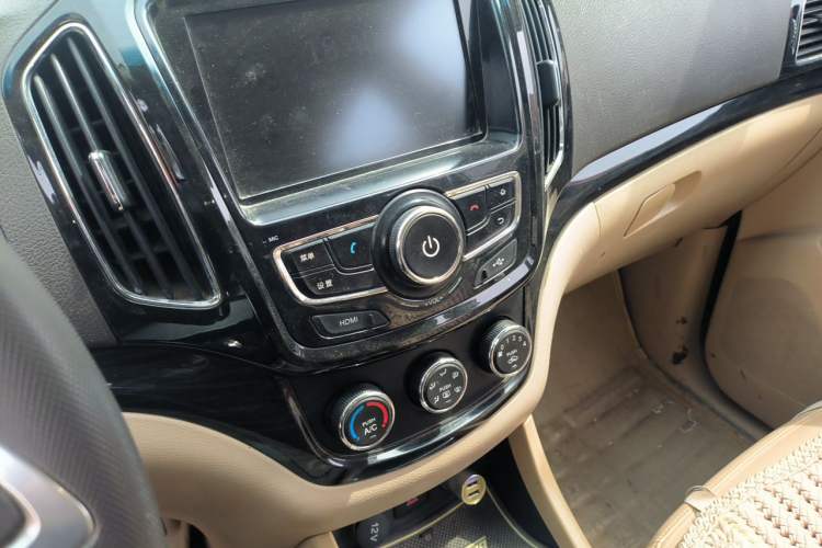 Used Baojun 730 2014 1.5L manual Comfort version 7 seats Audio And AC Panel