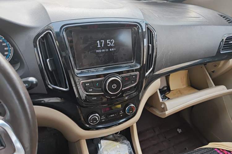 Used Baojun 730 2014 1.5L manual luxury trim 7 seats Audio And AC Panel
