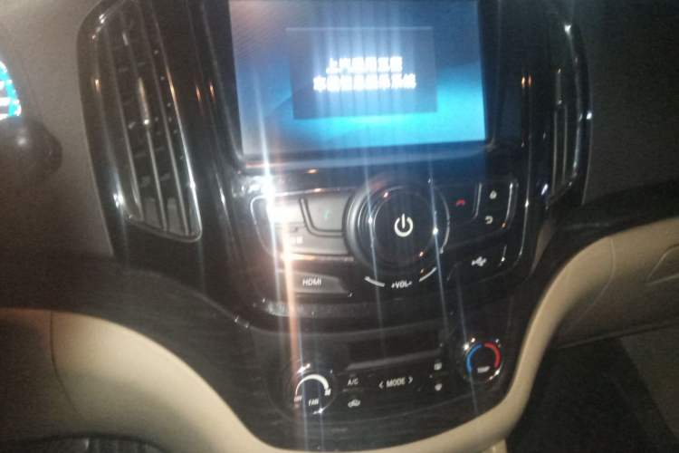 Used Baojun 730 2014 1.5L Manual Luxury Navigation ESP Version 7 Seats Audio And AC Panel