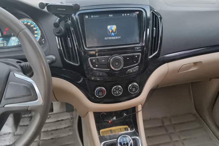 Used Baojun 730 2014 1.5L manual Comfort version 7 seats Audio And AC Panel