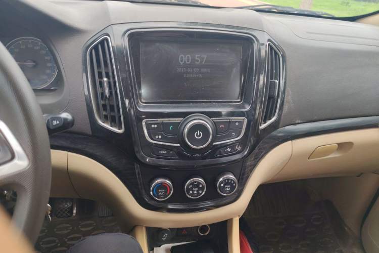 Used Baojun 730 2014 1.5L manual Comfort version 7 seats Audio And AC Panel