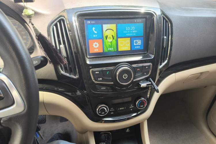 Used Baojun 730 2014 1.5L manual luxury trim 7 seats Audio And AC Panel