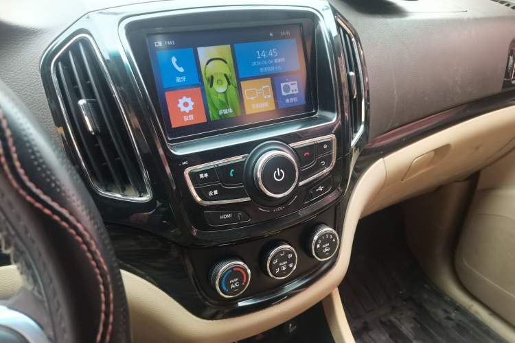 Used Baojun 730 2014 1.5L manual Comfort ESP version 7 seats Audio And AC Panel