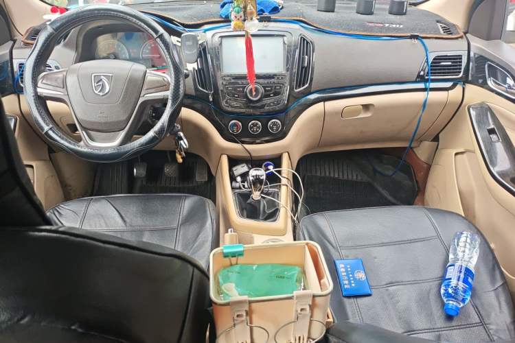 Used Baojun 730 2014 1.5L manual Comfort version 7 seats Audio And AC Panel
