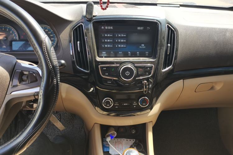 Used Baojun 730 2014 1.5L manual luxury trim 7 seats Audio And AC Panel