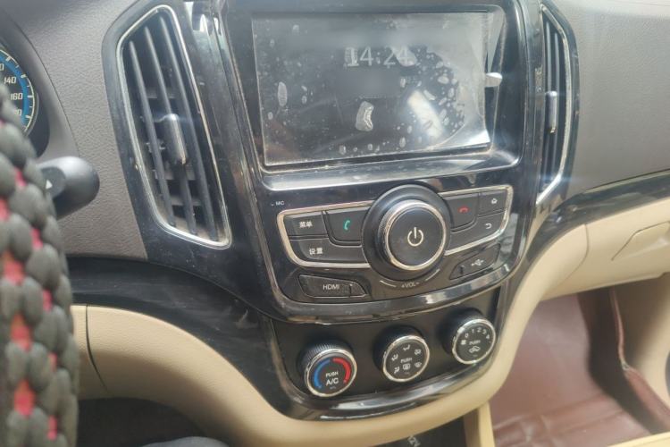 Used Baojun 730 2014 1.5L manual Comfort ESP version 7 seats Audio And AC Panel