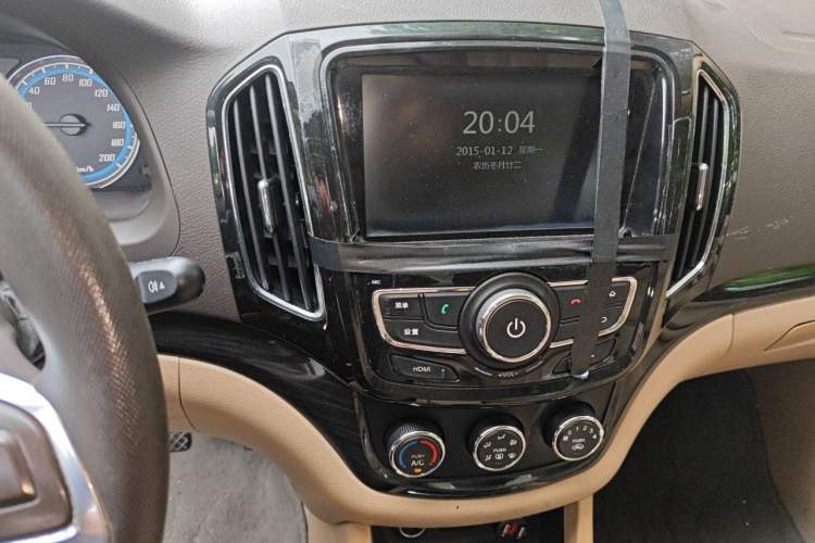 Used Baojun 730 2014 1.5L manual Comfort version 7 seats Audio And AC Panel