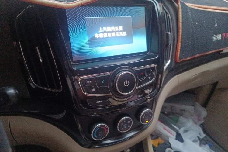 Used Baojun 730 2014 1.5L manual Comfort version 7 seats Audio And AC Panel
