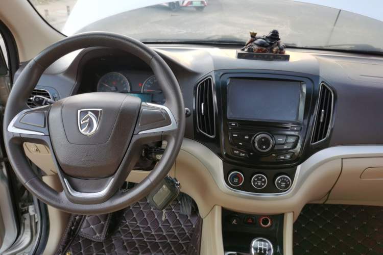Used Baojun 730 2014 1.5L manual standard trim 7 seats Audio And AC Panel