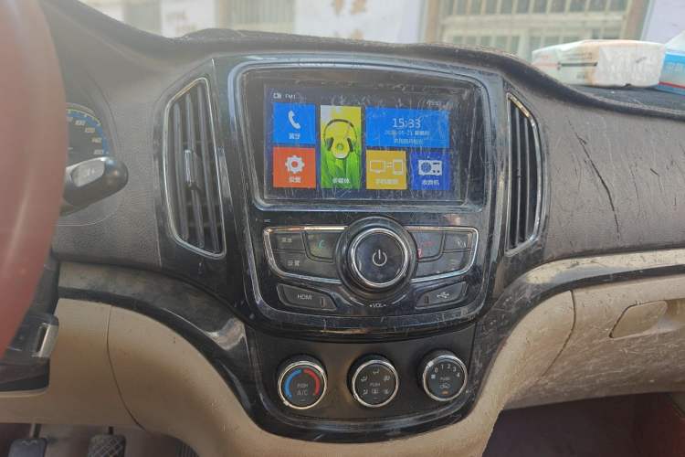 Used Baojun 730 2014 1.5L manual Comfort version 7 seats Audio And AC Panel