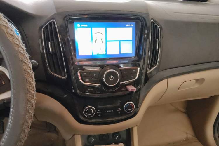 Used Baojun 730 2014 1.5L manual luxury trim 7 seats Audio And AC Panel