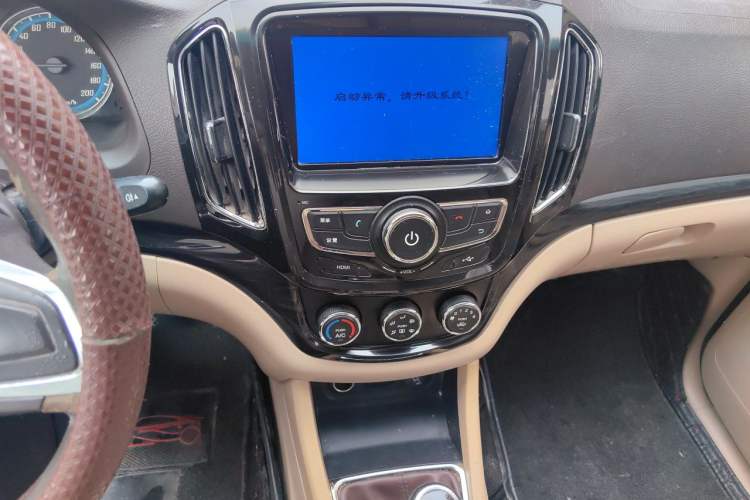 Used Baojun 730 2014 1.5L manual Comfort ESP version 7 seats Audio And AC Panel