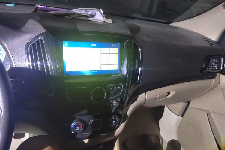 Used Baojun 730 2014 1.5L manual Comfort ESP version 7 seats Audio And AC Panel