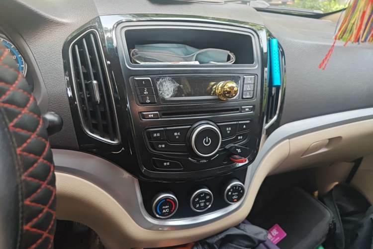 Used Baojun 730 2014 1.5L manual standard trim 7 seats Audio And AC Panel