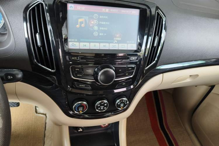 Used Baojun 730 2014 1.5L manual Comfort ESP version 7 seats Audio And AC Panel