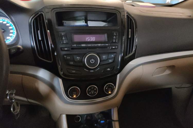 Used Baojun 730 2014 1.5L manual standard trim 7 seats Audio And AC Panel