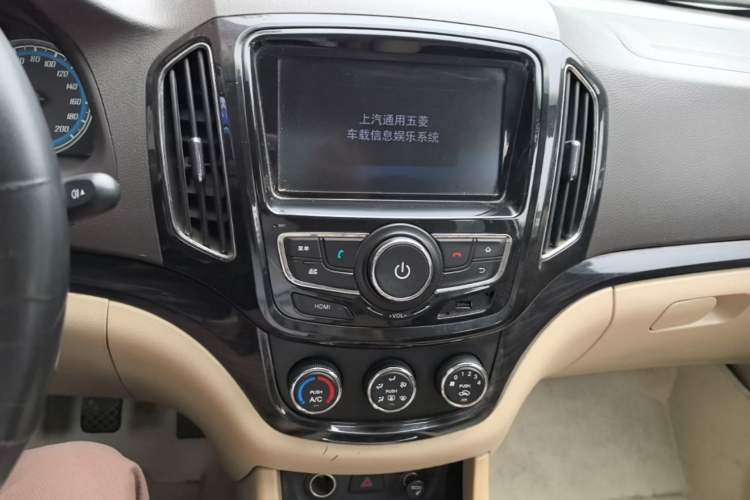 Used Baojun 730 2014 1.5L manual Comfort ESP version 7 seats Audio And AC Panel
