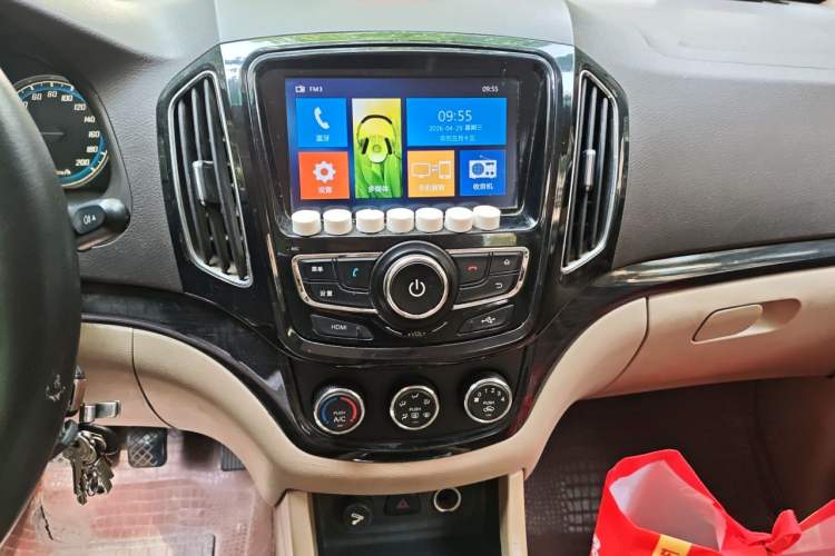 Used Baojun 730 2014 1.5L manual Comfort version 7 seats Audio And AC Panel