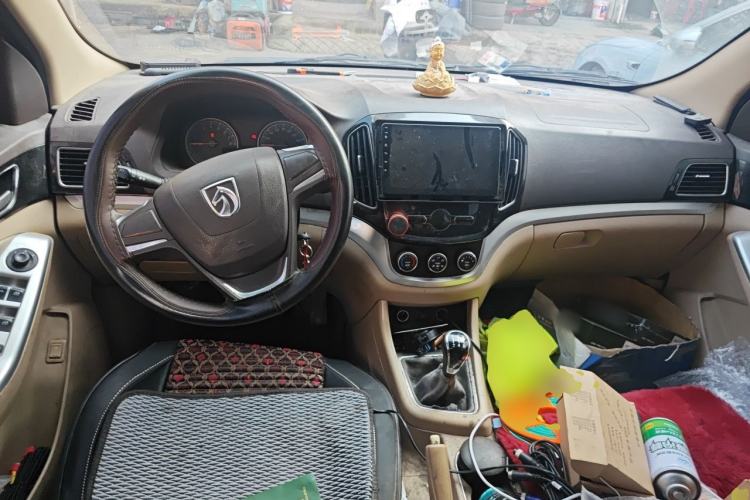 Used Baojun 730 2014 1.5L manual standard trim 7 seats Center Console