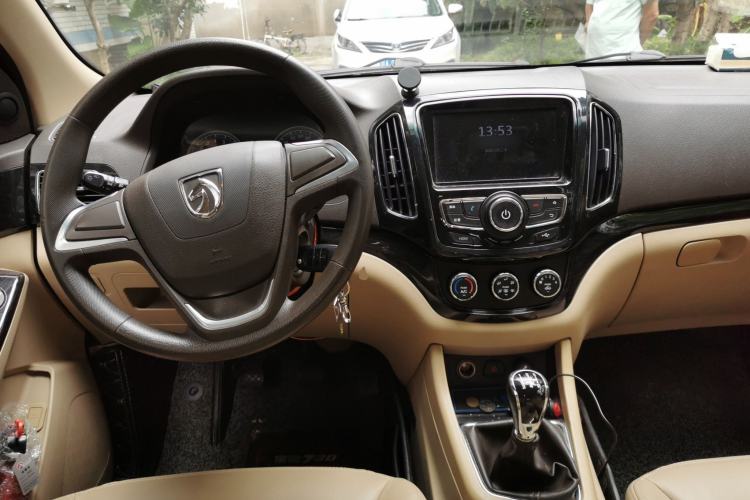 Used Baojun 730 2014 1.5L manual Comfort version 7 seats Center Console