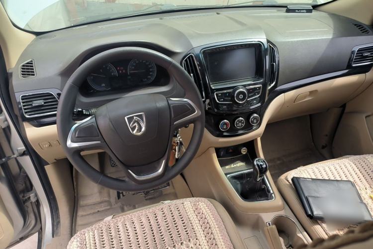 Used Baojun 730 2014 1.5L manual Comfort version 7 seats Center Console