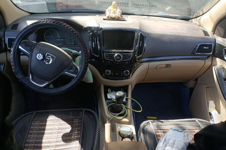 Used Baojun 730 2014 1.5L manual luxury trim 7 seats Center Console