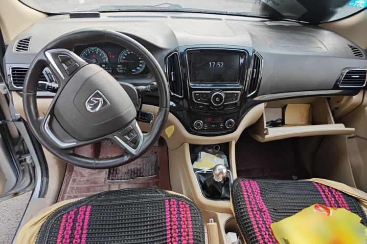 Used Baojun 730 2014 1.5L manual luxury trim 7 seats Center Console