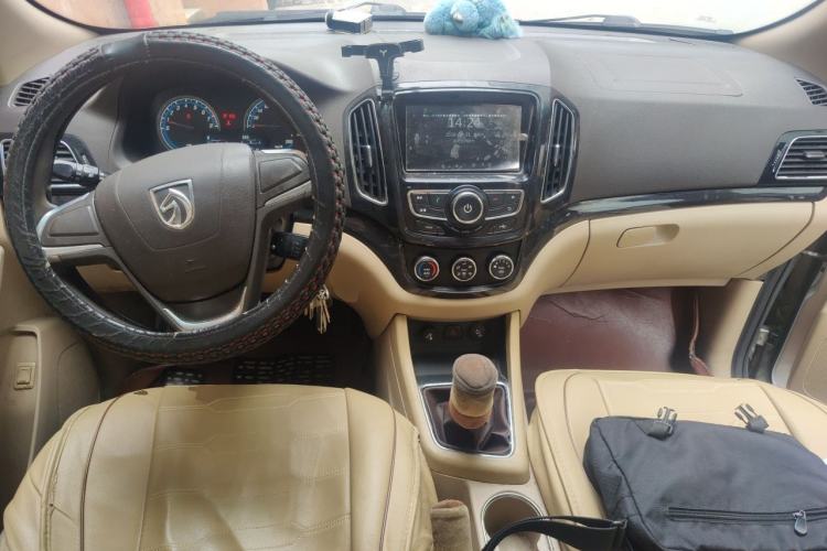 Used Baojun 730 2014 1.5L manual Comfort ESP version 7 seats Center Console