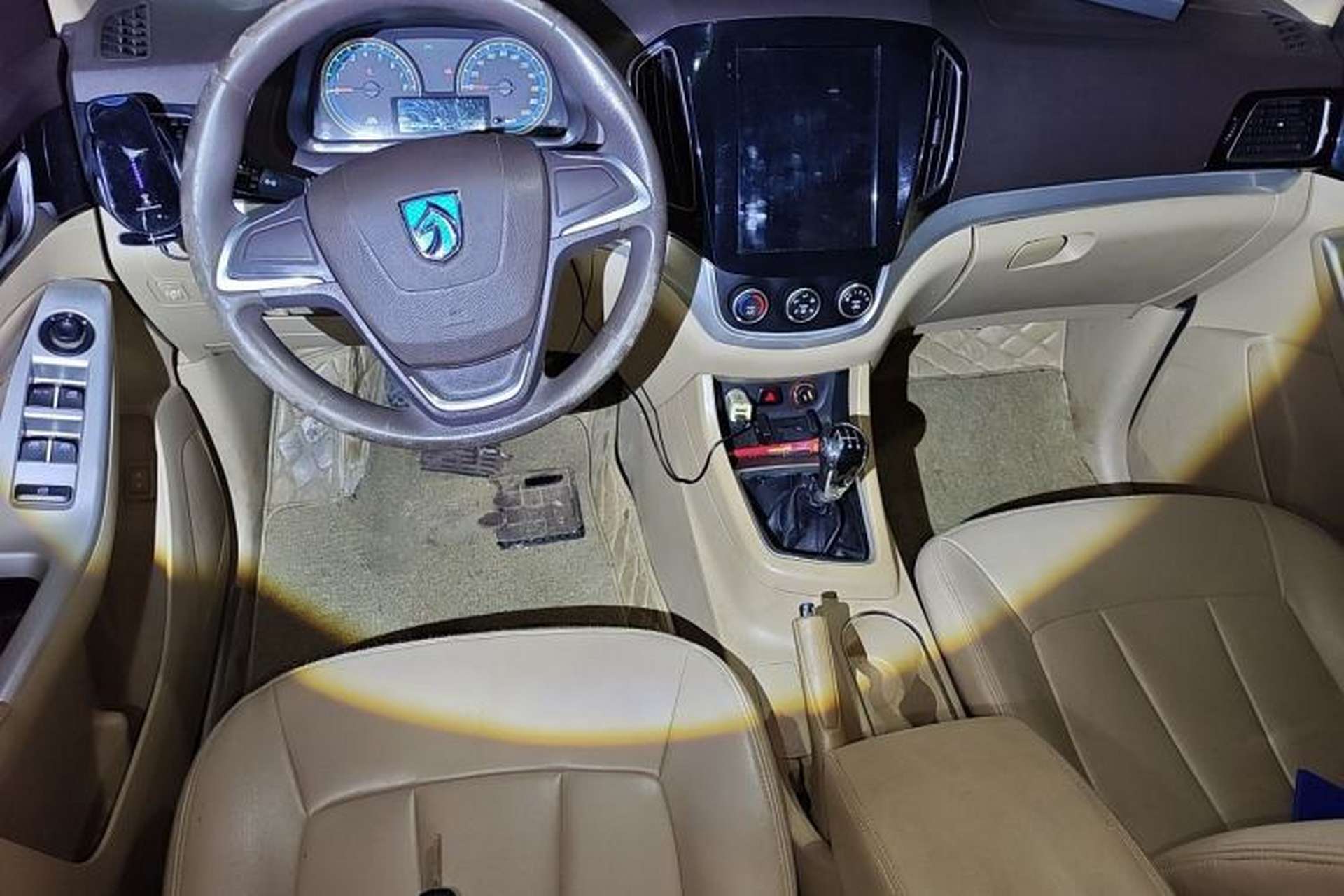 Used Baojun 730 2014 1.5L manual standard version 5 seats Center Console
